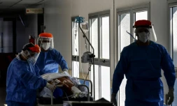 Personnel de santé autour d'un malade atteint du Covid-19 à l'hÎpital El Cruce, à Florencio Varela, dans la banlieue de Buenos Aires, le 13 avril 2021