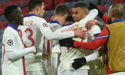 L'attaquant français du Paris Saint-Germain, Kylian Mbappé (2e à d), célÚbre le but du 2-3 avec ses coéquipiers lors du quart de finale aller de la Ligue des champions contre le Bayern Munich, en Allemagne, le 7 avril 2021