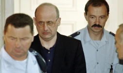 Jean-Claude Romand (c) arrive au tribunal de Bourg-en-Bresse, le 25 juin 1996
