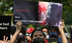 Portrait de Mya Thwate Thwate Khaing brandi pendant une manifestation contre le coup d'Etat en Birmanie, à Rangoun le 19 février 2021