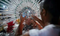Des membres de l'école de samba Imperatriz Leopoldinense se préparent lors de la première nuit des défilés du carnaval au Sambadrome Marques de Sapucai à Rio de Janeiro, Brésil, le 22 avril 2022