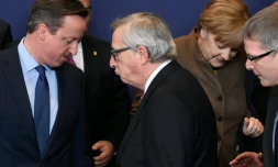 Le Premier ministre britannique, David Cameron (g), et le président de la Commission européenne, Jean-Claude Juncker (c), le 18 février 2016 à Bruxelles