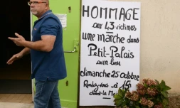 Un homme passe devant la salle des fêtes où une marche est annoncée, le 24 octobre 2015 à Petit-Palais-et-Cornemps 