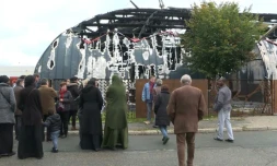 Capture d'image vidéo de l'AFPTV le 3 novembre 2019, montrant des habitants devant le chapiteau incendié à Chanteloup-les-Vignes.