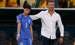 Le sélectionneur de l'équipe de France Hervé Renard console Elisa De Almeida après l'élimination contre l'Australie en quart de finale du Mondial, le 12 août 2023 à Brisbane