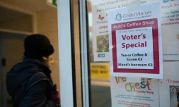 Panneau indiquant un bureau de vote, oĂč sont vendus du thĂ©, du cafĂ© et des scones Ă Dublin le 26 fĂ©vrier 2016