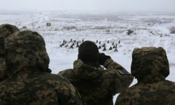 Des militaires ukrainiens participent à un exercice sur un terrain de tir à Lviv le 28 janvie 2022