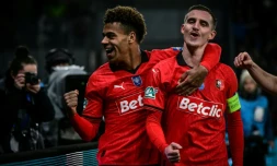 Les Rennais Désiré Doué (g) et Benjamin Bourgigeaud contre Le Puy en quart de finale de Coupe de France, le 29 février 2024 à Saint-Etienne