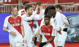 Le milieu espagnol de Monaco Cesc Fabregas (c) fêté par ses coéquipiers après son but contre Toulouse, le 2 février 2019 au stade Louis-II  