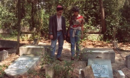 Des proches se recueillent devant les tombes profanées au cimetiÚre de Carpentras, le 11 mai 1990