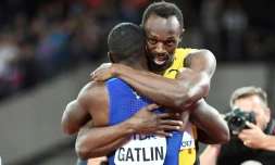 Le Jamaïcain Usain Bolt félicite Justin Gastlin, sacré champion du monde du 100 m, à Londres le 5 août 2017