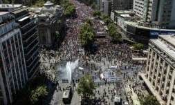 La police déploie un canon à eau contre des manifestants, à Santiago le 23 octobre 2019