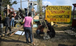 Des occupants de la ZAD de Notre-Dame-des-Landes apportent du matériel de construction, le 13 avril 2018