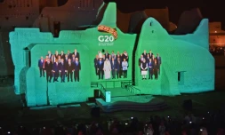 Photo montage des dirigeants du G20 est projetée sur un site historique en banlieue de la capitale saoudienne Ryad, le 20 novembre 2020