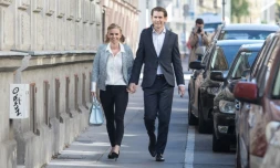 Sebastian Kurz, ministre des Affaires étrangères et chef du parti chrétien-démocrate ÖVP et sa compagne Susanne Thier s'apprêtent à voter à Vienne, le 15 octobre 2017