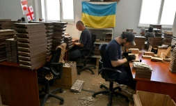Des employés de l'entreprise Ugears qui fabrique des maquettes en bois, le 6 juin 2022 à Gorenka, au nord de Kiev, en Ukraine
