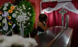 Une femme pleure un étudiant nicaraguayen tué lors de violences entre des manifestants et la police, à Managua, le 15 juillet 2018