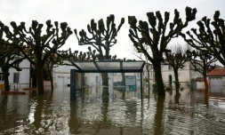 Un abri-bus inondé dans le centre-ville de Saintes, le 18 février 2026