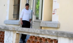 Christophe, ex-soldat français, fume une cigarette devant l'entrée de la maison "Athos" à Toulon, le 26 mai 2021