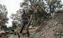 L'un des nombreux mineurs illégaux, travaille le 2 octobre 2015 à la mine de Grootvlei à Springs