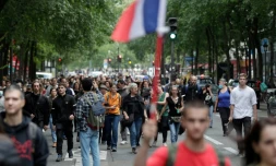 Des gens manifestent à Paris contre les annonces d'Emmanuel Macron sur le pass sanitaire, la vaccination et la "dictature", le 14 juillet 2021. 