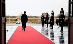François Hollande, attendant l'arrivée de leaders des principales économies européennes, à Versailles, le 6 mars 2017