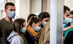 Valérie Bacot (C, écharpe jaune) arrive aux assises de Saône-et-Loire, le 21 juin 2021 à Chalon-sur-Saône