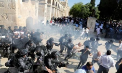 Les forces de sécurité israéliennes lancent des grenades assourdissantes sur les fidÚles palestiniens sur l'esplanade des Mosquées à Jérusalem le 11 août 2019