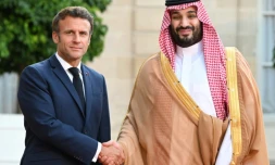 Le président français Emmanuel Macron accueille le prince héritier saoudien Mohammed ben Salmane à l'Elysée, le 28 juillet 2022 à Paris