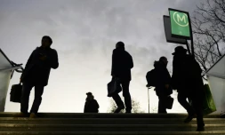La sortie de la station de métro de Bercy en décembre 2019 à Paris