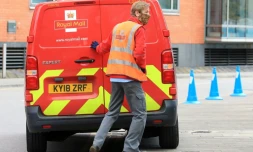 Un employé de la poste fait sa tournée dans les rues désertes de Leeds, dans le nord de l'Angleterre, le 2 mai 2020