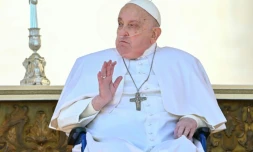 Le pape François, en fauteuil roulant, dirige la prière de l'Angélus, place Saint-Pierre au Vatican, le 6 avril 2025