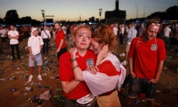Les supporters anglais abattues devant un écran géant à Hyde Park après la défaite de l'équipe nationale en demi-finales du Mondial face à la Croatie, le 11 juillet 2018