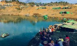 Badauds regardant les secouristes cherchant des victimes du glissement de terrain dans une mine de jade, à Hpakant, en Birmanie