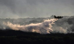 Un Canadair intervient pour éteindre les incendies près du village de Vogüé en Ardèche le 27 juillet 2022