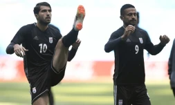 L'attaquant de l'Iran Karim Ansari Fard (à g.) et le milieu de terrain Omid Ebrahimi pendant un entraînement au stade de Saint-Pétersbourg, le 14 juin 2018
