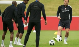 L'attaquant de l'équipe d'Angleterre Harry Kane (d) lors d'une séance d'entraînement à Burton upon Trent, le 28 mai 2018 