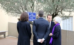 Emmanuel Macron parle avec la veuve de Claude Erignac, Dominique Erignac (à droite), lors de l'hommage au préfet assassiné le 6 février 2018 à Ajaccio