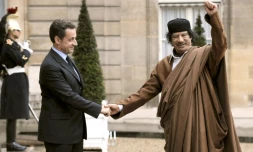 Nicolas Sarkozy (g), alors président de la République, reçoit Mouammar Kadhafi à l'Elysée, à Paris, le 10 décembre 2007