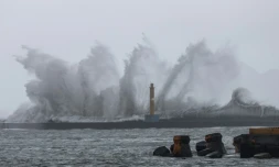 Fortes vagues Ă Yilan alors que le typhon Haikui touche terre dans l'est de Taiwan, le 3 septembre 2023