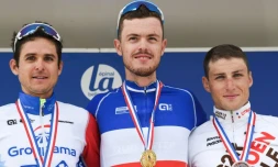 Rémi Cavagna, sacré champion de France sur route devant Rudy Molard (g, 2e) et Damien Touze, le 20 juin 2021 sur le podium à Epinal