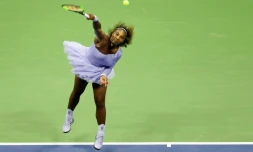 L'Américaine Serena Williams au service face à l'Allemande Carina Witthoeft au 2e tour de l'US Open, le 29 aôut 2018 à New York 