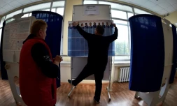 Des membres d'une commission électorale locale mettent en place leur bureau de vote, le 18 septembre 2016, à Moscou.