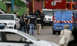 Policiers et pompiers se positionnent autour de l'église de Saint-Etienne-de-Rouvray où a eu lieu une prise d'otages et où un prêtre a été égorgé, le 26 juillet 2016