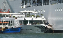 Des secours à bord du bateau touristique River Countess, heurté par le paquebot de croisière MSC Opera, le 2 juin 2019 à Venise