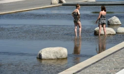 Des femmes se rafraîchissent dans une fontaine à Lyon, en août 2015