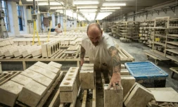 Un artisan fabrique de la vaisselle dans une fabrique de la marque Emma Bridgewater à Stoke-On-Trent en Angleterre, le 14 février 2017