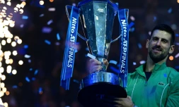 Le Serbe Novak Djokovic pose avec le trophée du Masters ATP aprÚs sa victoire en finale contre l'Italien Jannik Sinner, à Turin le 19 novembre 2023.