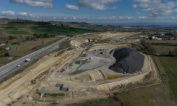 Vue aérienne d'une usine de bitume à proximité d'une section de l'autoroute A69, près de Puylaurens, le 28 février 2025 dans le Tarn