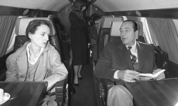 L'ex-président français Jacques Chirac (d) avec sa fille Laurence, le 26 avril 1981 à bord d'un avion à destination de Sarran en Corrèze